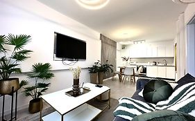 Moonlight Apartment ~ Self Check-In 24 ~ Parking & Lift